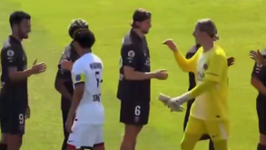 Companheiros de equipa no PSG, ucraniano Zabarnyi e russo Safonov não se cumprimentam em jogo-treino