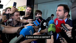 Enrique Riquelme é questionado sobre Mourinho... mas corre para o carro