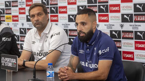 Costinha ao lado do treinador Luís Tralhão