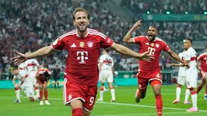 Kane celebra golo pelo Bayern frente ao Estugarda na final da Taça da Alemanha