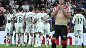 Jogadores do Real Madrid celebram no jogo contra o Ath. Bilbao
