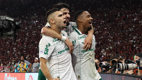 Jogadores do Palmeiras comemoram golo no Maracanã, durante partida contra o Flamengo