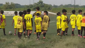 Violência 'obriga' jovens jogadores a treinar sob vigilância de seguranças privados em cidade do Equador