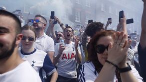 Adeptos do Tottenham apoiam equipa