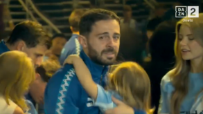 Abraçado à filha e em lágrimas: a emoção de Bernardo Silva no túnel antes do Man. City-Aston Villa
