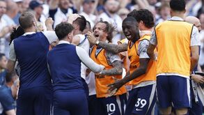 Jogadores do Tottenham celebram no jogo contra o Everton