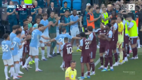 Bernardo Silva sai em lágrimas, com ovação no jogo entre o Manchester City e o Aston Villa