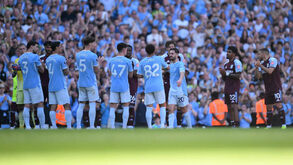Bernardo Silva sai em lágrimas: do abraço a Ruben Dias à ovação do Etihad com direito a guarda de honra