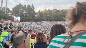 «Que vergonha!»: adeptos do Sporting em ira quando os jogadores sobem à tribuna no Jamor