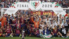 Jogadores do Torreense levantam a Taça de Portugal