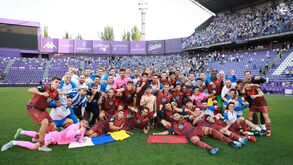 Futebolistas do Deportivo celebram a subida de divisão no estádio