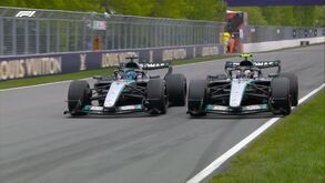 Carros da Mercedes competem lado a lado em pista