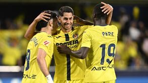 Jogadores do Villarreal celebram vitória contra Atlético de Madrid