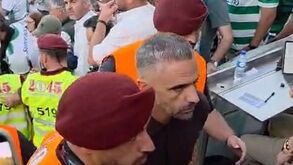 Novas imagens da subida do Sporting à tribuna do Jamor: Rui Borges insultado e jogadores apoiados