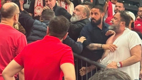 Marinakis com nódoas negras e t-shirt rasgada após briga com sobrinho do primeiro-ministro da Grécia