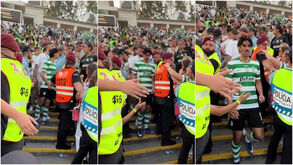 O momento em que o adepto do Sporting interpela Trincão e o bate-boca com o pai do jogador