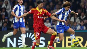Gustavo Mancha, num duelo com o FC Porto
