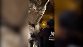 Equipas de resgate correm contra o tempo para salvar sete pessoas presas em gruta inundada em Laos 