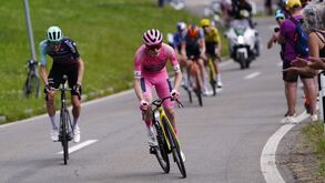 Afonso Eulálio deixa pódio do Giro mas mantém-se no top cinco e como líder da juventude