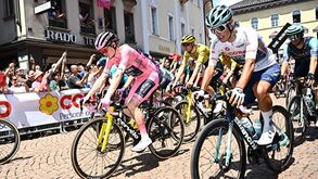 Afonso Eulálio ao lado de Jonas Vingegaard de rosa
