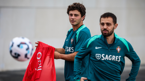 João Neves e Bernardo Silva durante um treino da Seleção Nacional