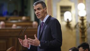 Pedro Sánchez discursa no Parlamento sobre sua permanência no cargo
