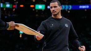 Joe Mazzulla, treinador de Neemias Queta, eleito melhor do ano
