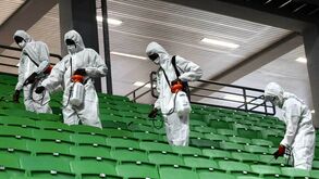 Funcionários do Panathinaikos desinfetam o seu pavilhão, onde o rival Olympiacos se sagrou campeão europeu de basquetebol