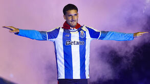 Deniz Gül interage com os adeptos durante os festejos do título do FC Porto