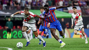 Os jogadores de Crystal Palace e Rayo Vallecano em ação