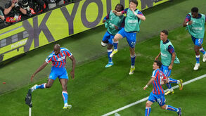 Jogadores do Crystal Palace festejam durante o jogo com o Rayo Vallecano