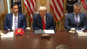 «Omã vai comportar-se ou teremos de os explodir»: Trump rejeita controlo do Estreito de Ormuz
