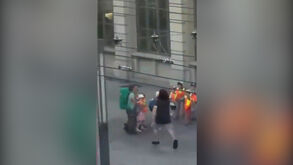 Imagens mostram homem a correr em estação de comboios na Suíça onde quatro pessoas foram esfaqueadas