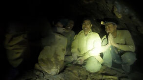 Todos juntos e em lágrimas: o resgaste das cinco pessoas presas em gruta inundada no Laos