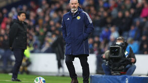 Steve Clarke renova contrato com a Escócia por mais quatro anos