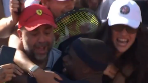 O momento em que adepta 'rouba' a raquete de Tiafoe