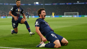João Neves festeja, com Désiré Doué, após marcar um golo frente ao Bayern Munique na Liga dos Campeões