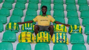 Hélder Tavares com as sete camisolas do Tondela que já vestiu
