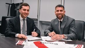 Otamendi assina contrato com o SL Benfica
