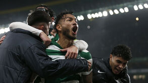 Jogadores do Sporting celebram vitória em jogo