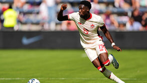Alphonso Davies ainda está a recuperar de lesão mas foi convocado para o Mundial'2026