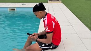 Saviolo na piscina com a camisola do Benfica