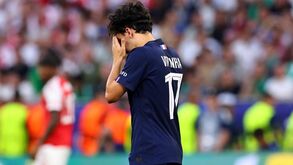 Vitinha lamenta o empate entre PSG e Arsenal em Budapeste.
