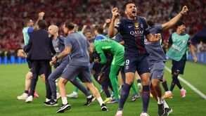 Jogadores do PSG celebram a vitória frente ao Arsenal. Nuno Mendes, Vitinha, João Neves e Gonçalo Ramos são bicampeões