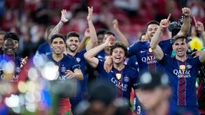 Jogadores do PSG celebram a vitória contra o Arsenal