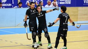 Jogadores de hóquei em patins celebram durante um jogo do Campeonato Placard
