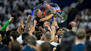 Luis Enrique celebra título com jogadores do PSG