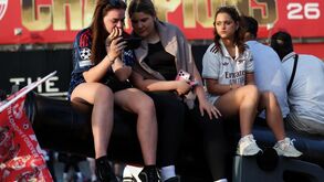 Adeptos do Arsenal assistem a jogos com camisolas da equipa em Londres
