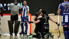 Celebração no hóquei em patins com atletas e equipamentos desportivos