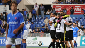 CONTRASTE. Festejos dos jogadores do Farense no Restelo, perante a frustração dos jogadores do Belenenses